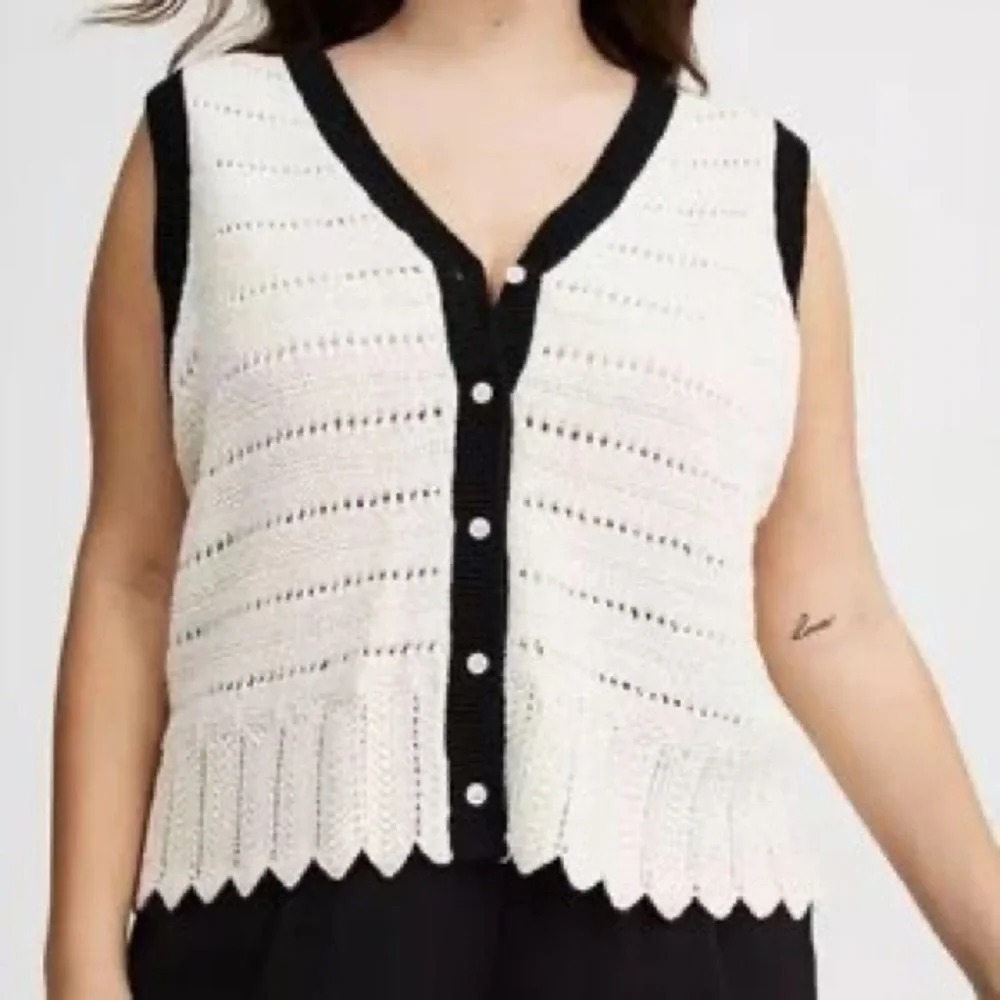 Torrid White and Black Crochet Button Front Tank size 2